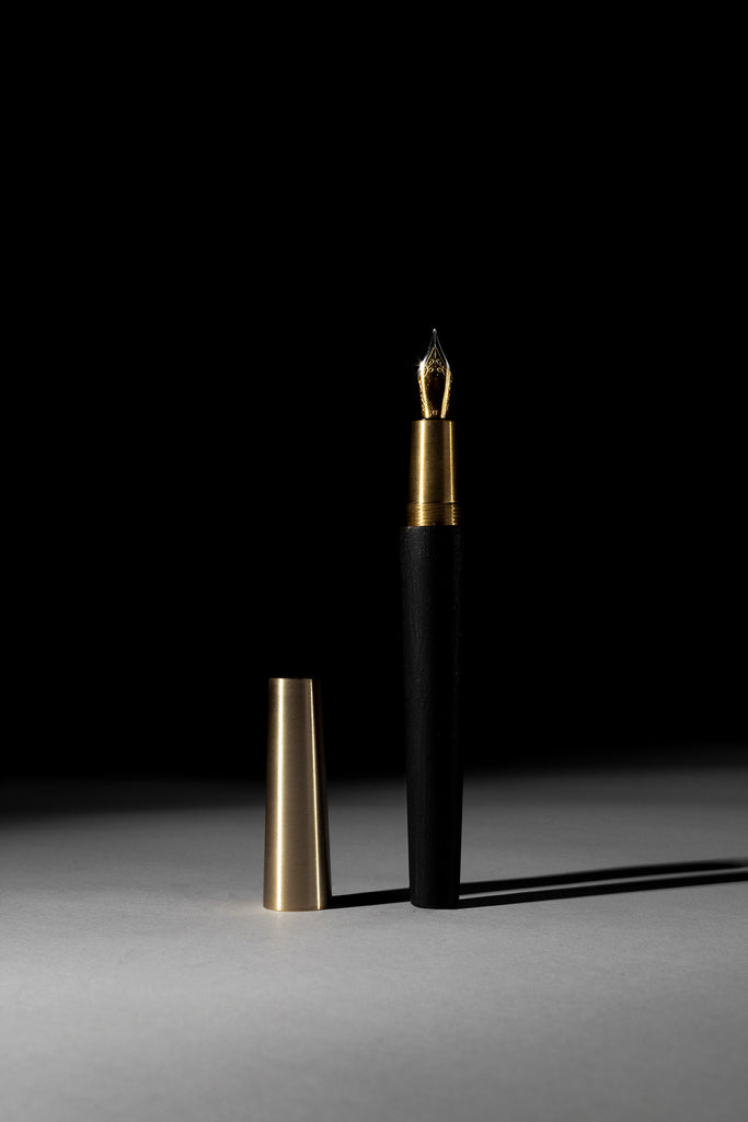 FOUNTAIN PEN BALCK & BRASS SIZE: MEDIUM